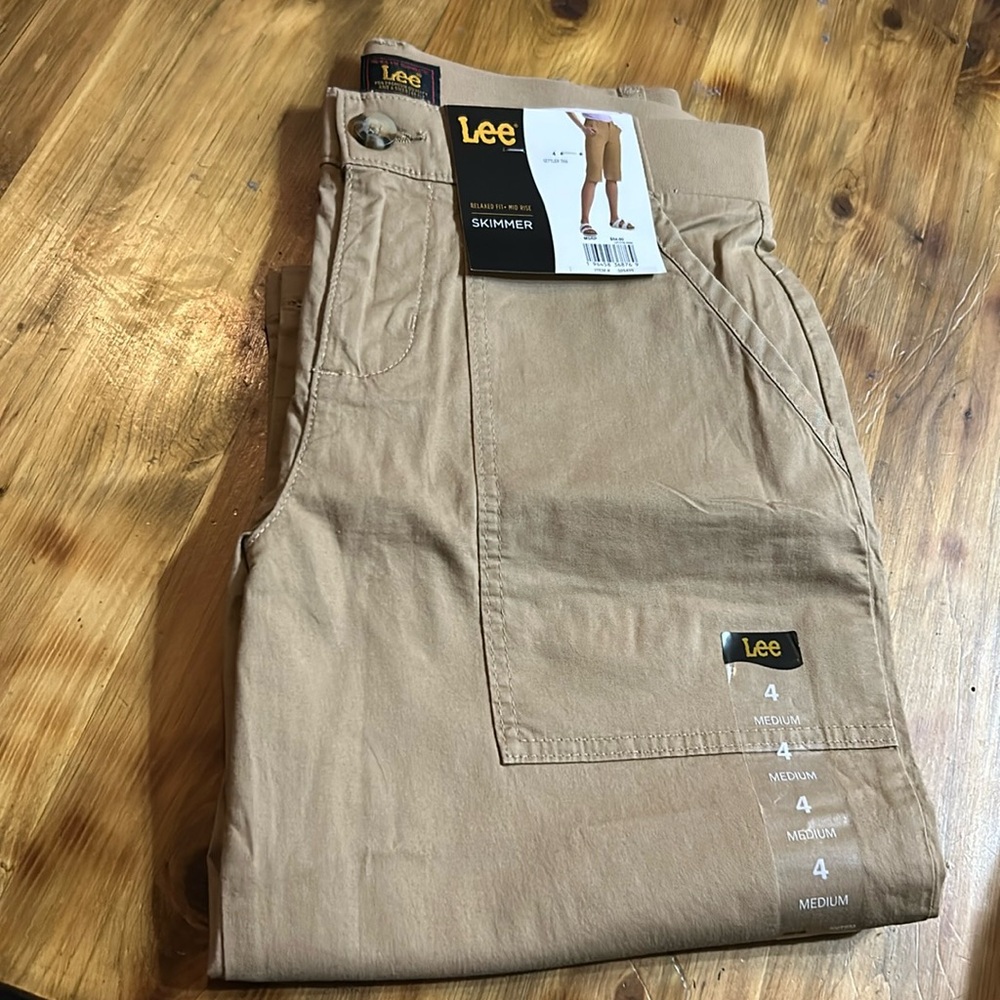 Lee tan capris/long‎ shirts